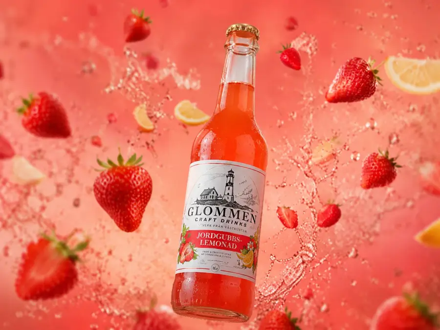 Glommen Jordgubb Lemonad omgiven av svävande jordgubbar